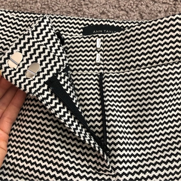 Ann Taylor Black White Chevron Boardwalk Short - Picture 7 of 10